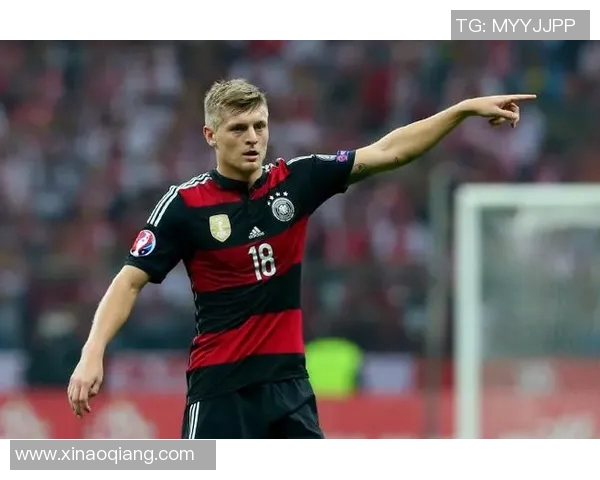 克罗斯在足球世界的传奇之路与辉煌成就解析 克罗斯在足球世界的传奇之路与辉煌成就解析