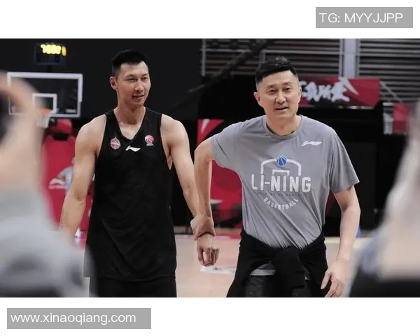 易建联与小斯的巅峰对决:篮球场上的传奇较量与友谊的交织 易建联与小斯的巅峰对决:篮球场上的传奇较量与友谊的交织