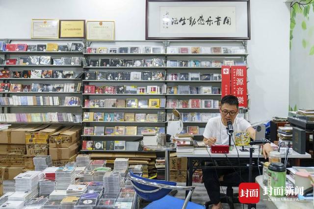 广东音像城清退前夕发烧友赶来买唱片 “山鹰组合”吉克曲布：难忘流行音乐黄金年代丨封面头条(图7)